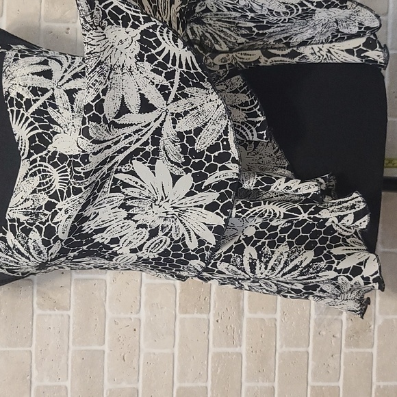 Women's Black and White Floral Print Relax Fit High Low Spaghetti Top(Sz 4) - Picture 2 of 8